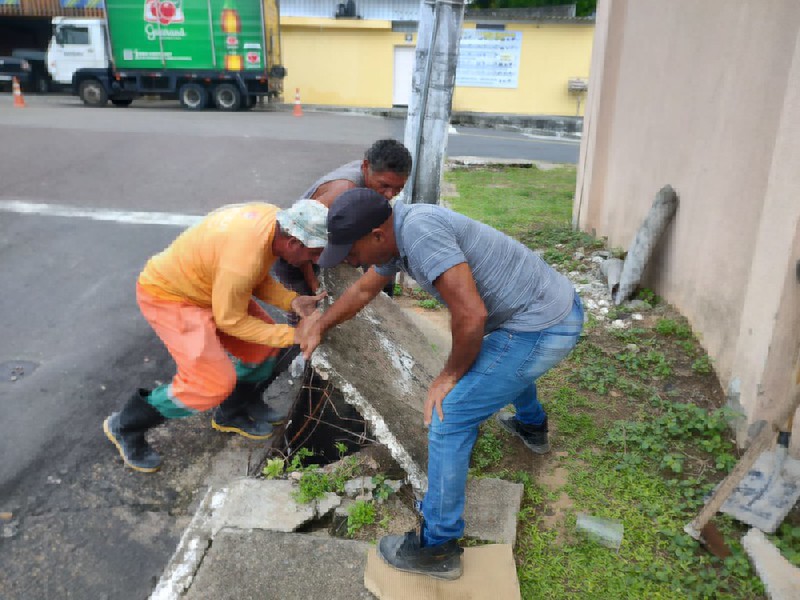 Prefeitura de Manaus realiza limpeza e desobstrução de bueiros na zona Centro-Sul da cidade