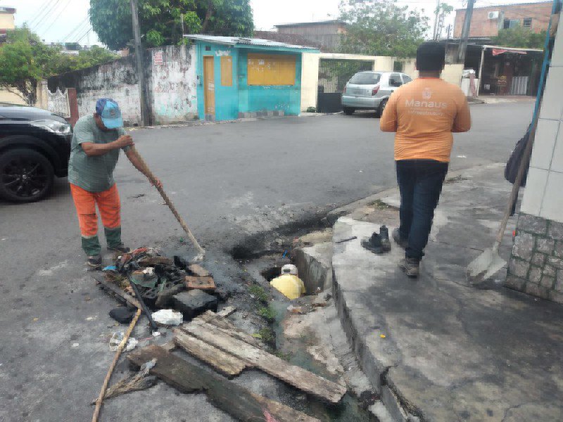 Prefeitura de Manaus realiza limpeza e desobstrução emergencial de bueiros em bairros da zona Oeste
