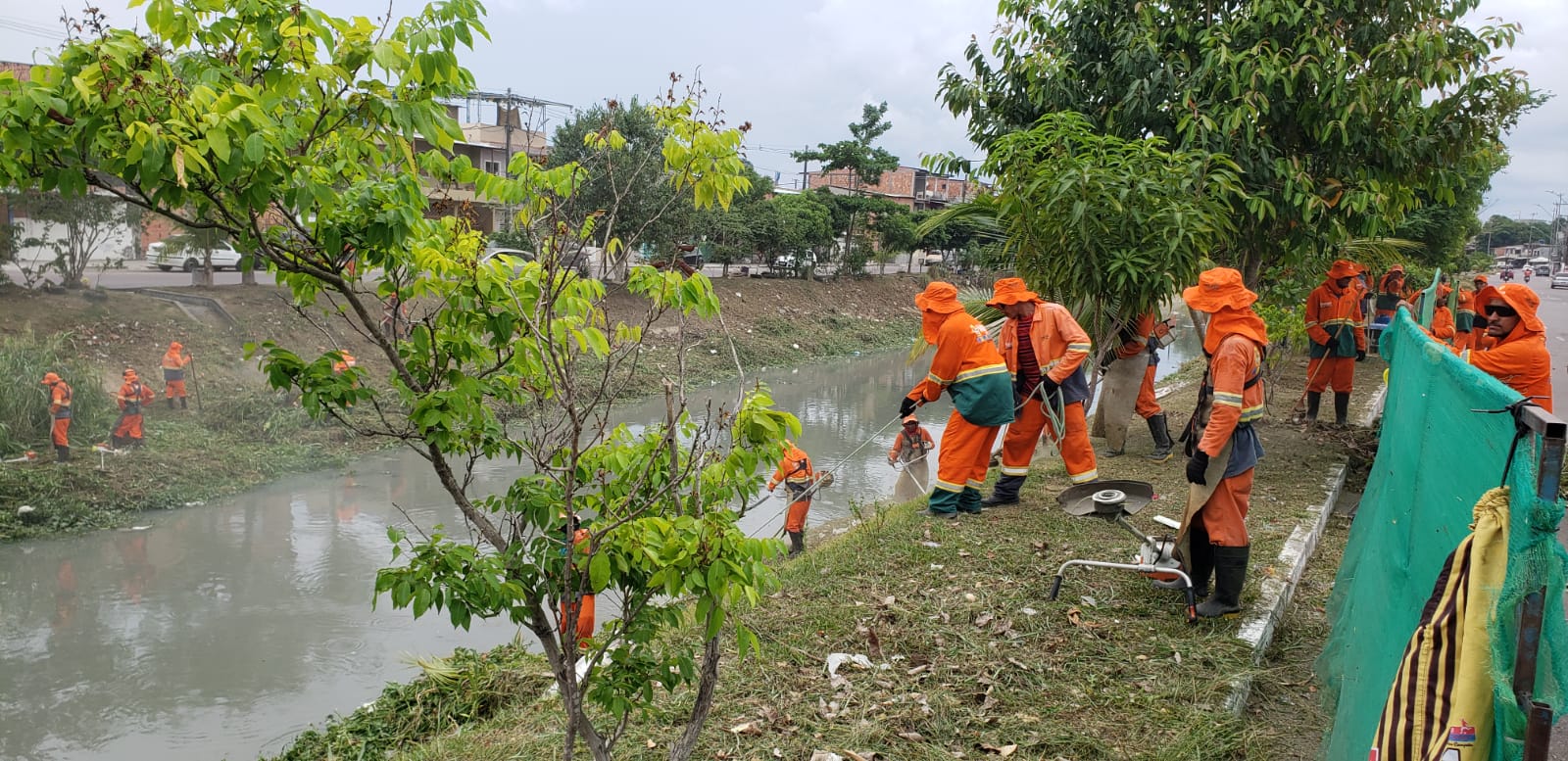 Prefeitura de Manaus realiza limpeza em igarapés do 40 e comunidades Nossa Senhora do Perpétuo Socorro e João Bosco