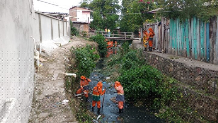 Prefeitura de Manaus realiza megaoperação para desobstruir bueiros