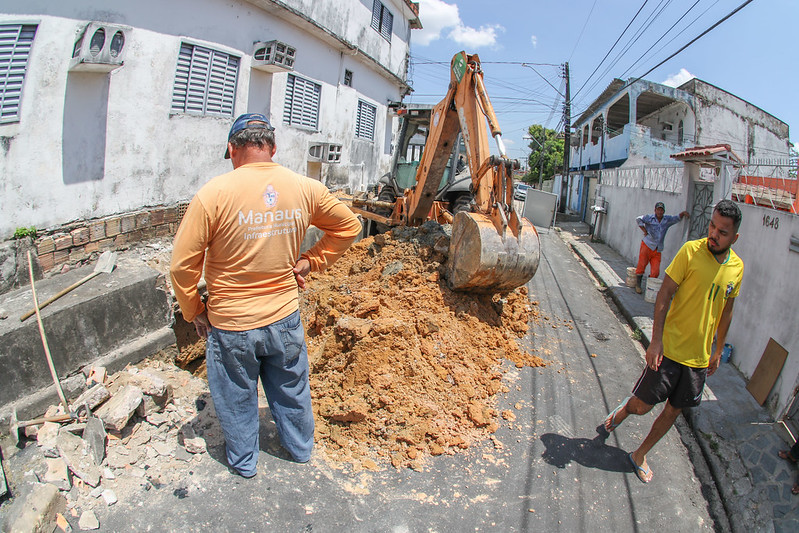 Prefeitura de Manaus realiza obra emergencial de recuperação de drenagem no bairro Educandos