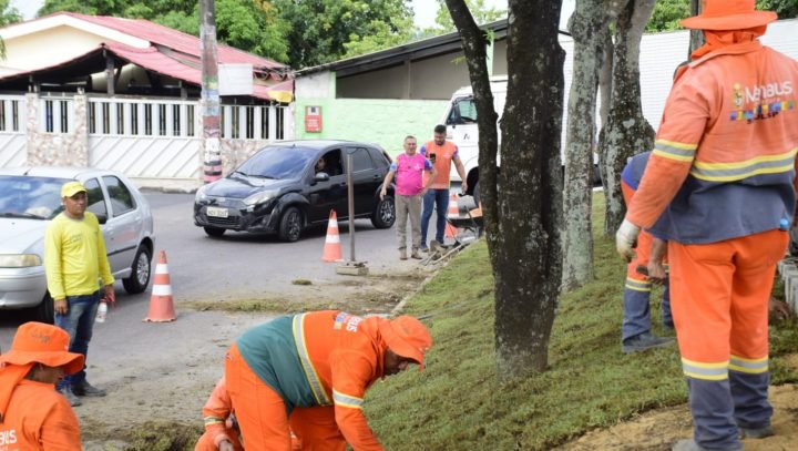 Prefeitura de Manaus realiza serviço de jardinagem na rua Goiânia