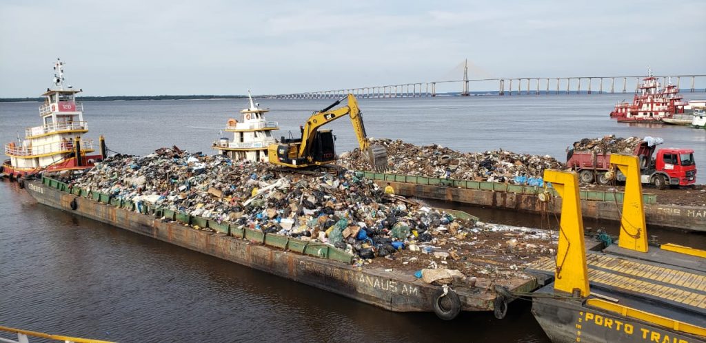 Prefeitura de Manaus realiza transbordo de resíduos sólidos retirados dos rios e igarapés