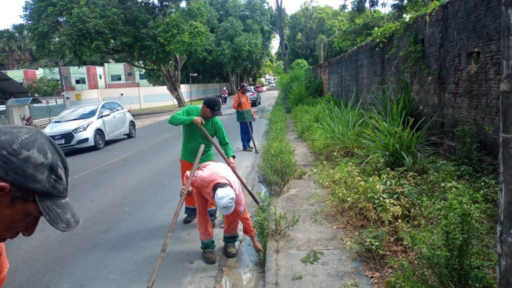 Prefeitura de Manaus recupera emergencialmente trecho da avenida José Romão