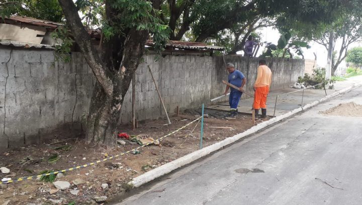 Prefeitura de Manaus trabalha na implantação de calçada no bairro Petrópolis