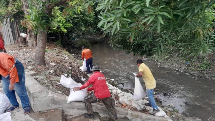 Prefeitura de Manaus trabalha na implantação de rip-rap para conter alagamento de igarapé na zona Norte