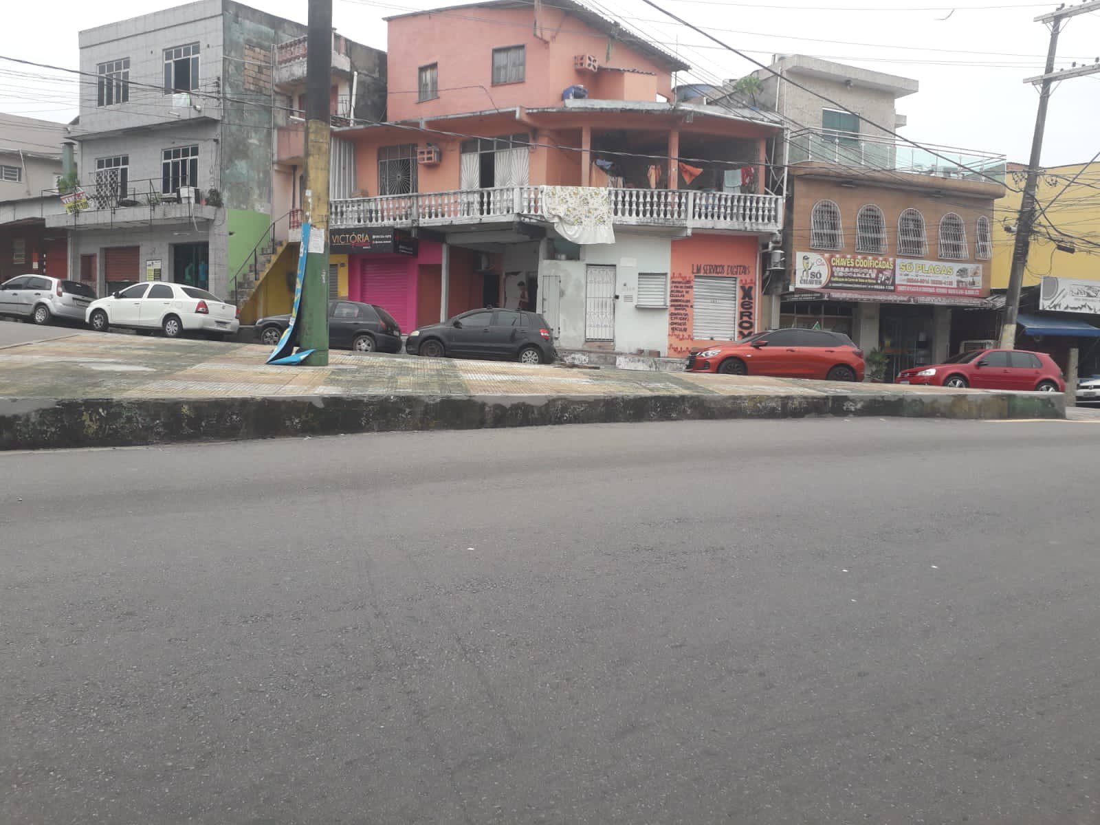 Prefeitura de Manaus trabalha na recuperação do canteiro central no Morro da Liberdade