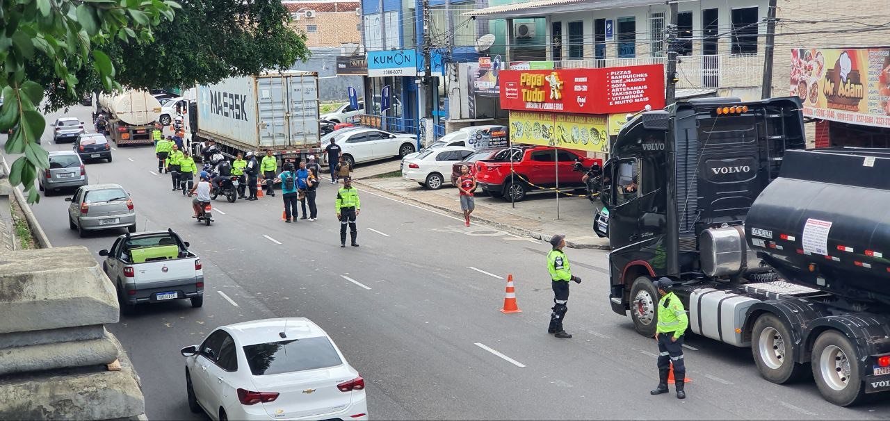 Prefeitura faz operação para fiscalizar veículos pesados na zona Sul de Manaus
