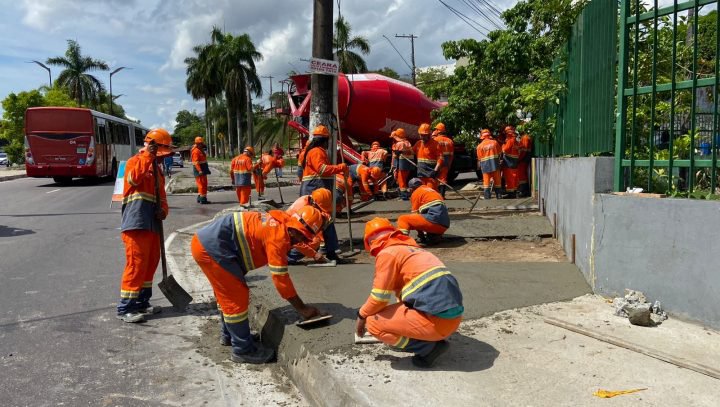 Prefeitura finaliza serviços de concretagem da calçada no entorno da lagoa do Japiim