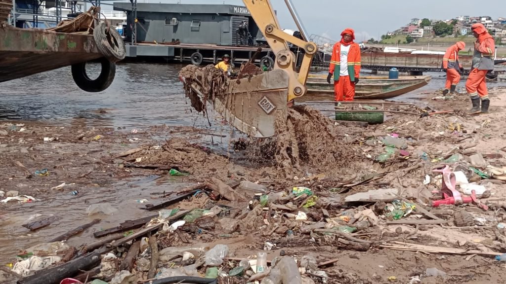 Prefeitura intensifica os serviços de limpeza nas orlas dos rios e igarapés da cidade