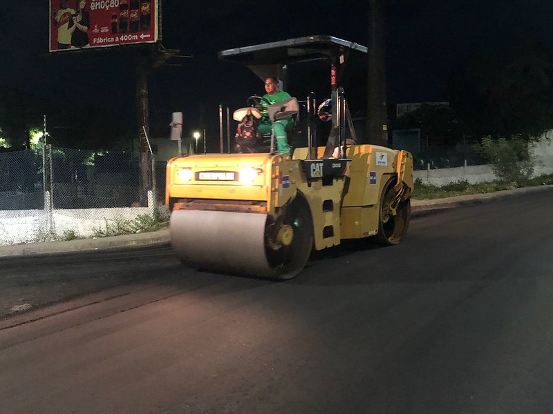 Prefeitura trabalha na recuperação asfáltica da alameda Cosme Ferreira, no Coroado