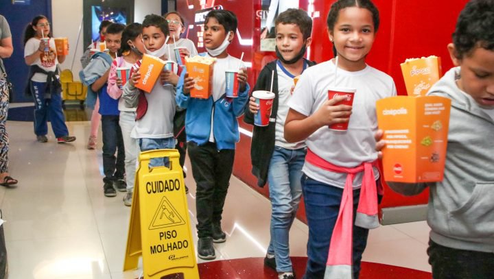 Projeto ‘English For Kids’ da Prefeitura de Manaus leva alunos ao cinema