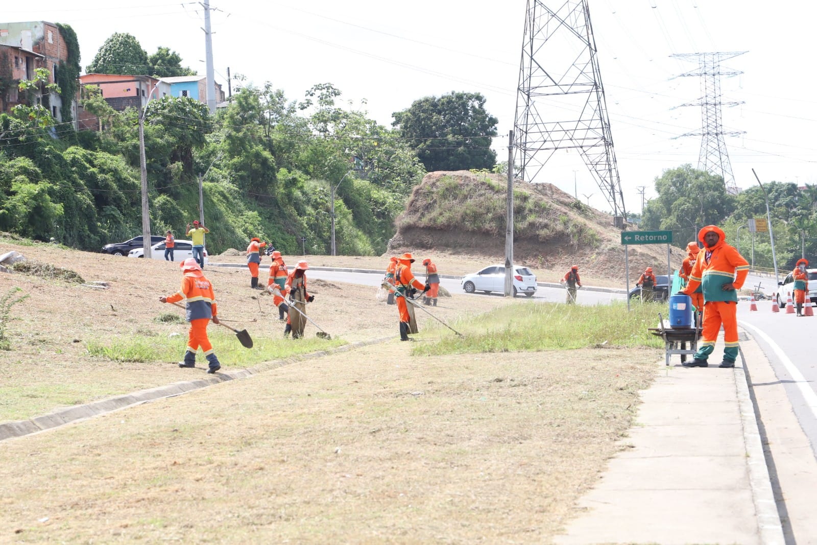 Avenida das Flores recebe equipe de limpeza da Prefeitura de Manaus