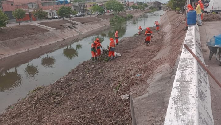 Equipes permanentes de limpeza da Prefeitura de Manaus executam serviços nos igarapés da cidade