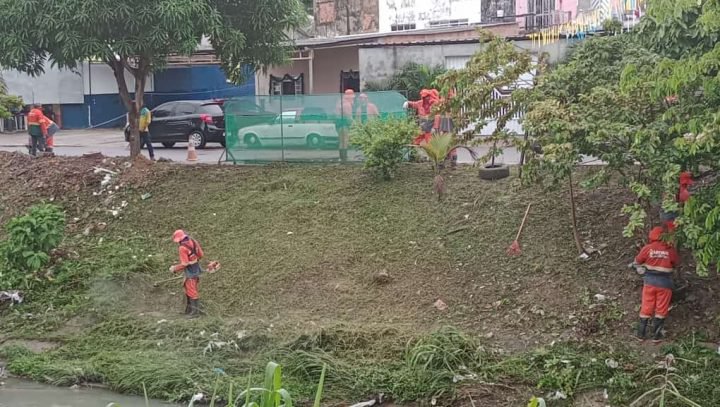 Igarapé da Cachoeirinha recebe ação de limpeza da Prefeitura