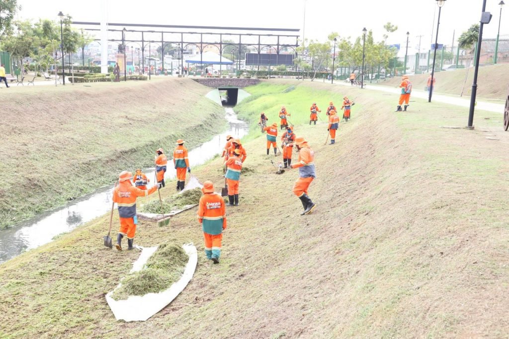 Igarapés de Manaus recebem serviços de limpeza da prefeitura