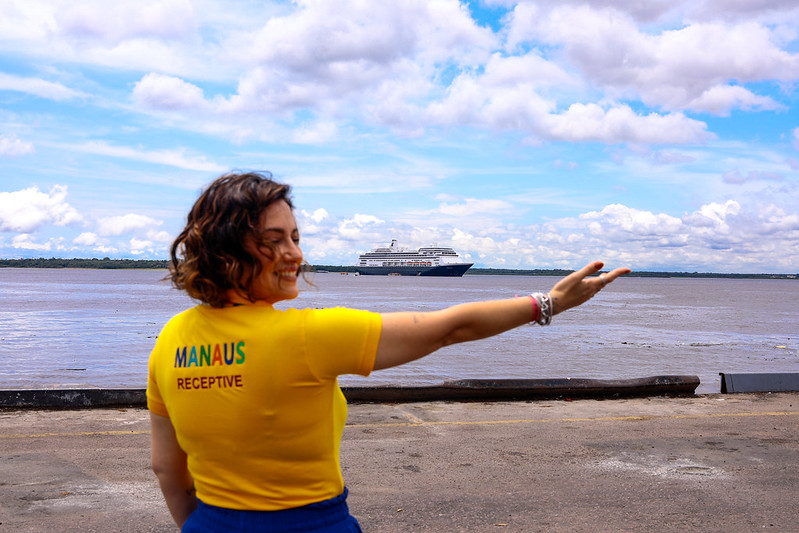 O holandês M/S Volendam atraca no porto de Manaus com mais de 2 mil turistas