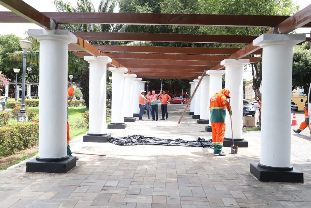 Praça da Saudade recebe serviços de revitalização da Prefeitura de Manaus