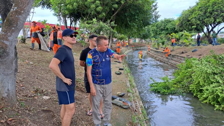 Prefeito David Almeida acompanha ação de limpeza no Igarapé do Passarinho