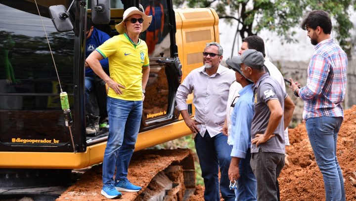 Prefeito David Almeida acompanha obra emergencial na avenida Atlântica, bairro da Raiz