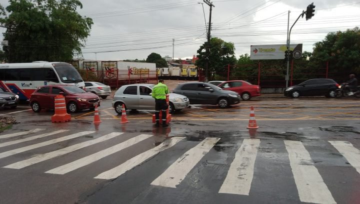 Prefeitura de Manaus atua em vias afetadas pela chuva desta quinta-feira, 1º12
