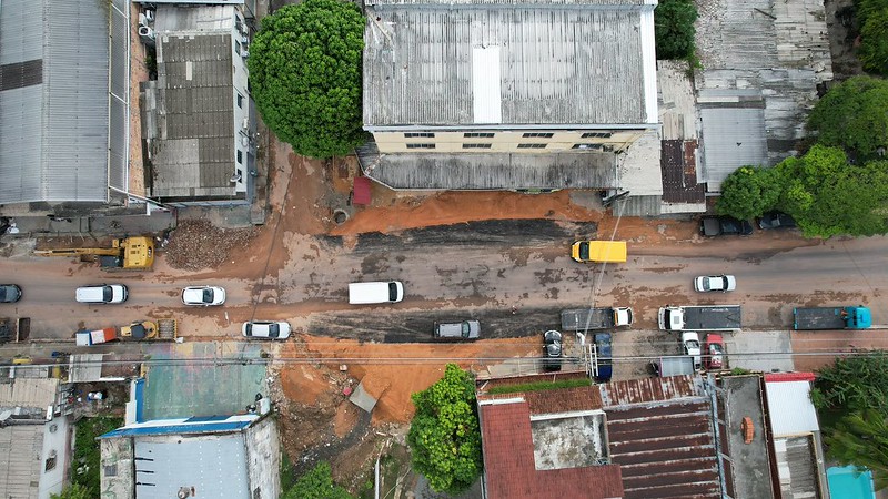 Prefeitura de Manaus avança na substituição emergencial de drenagem profunda na avenida Atlântica e libera a via para o tráfego de veículos