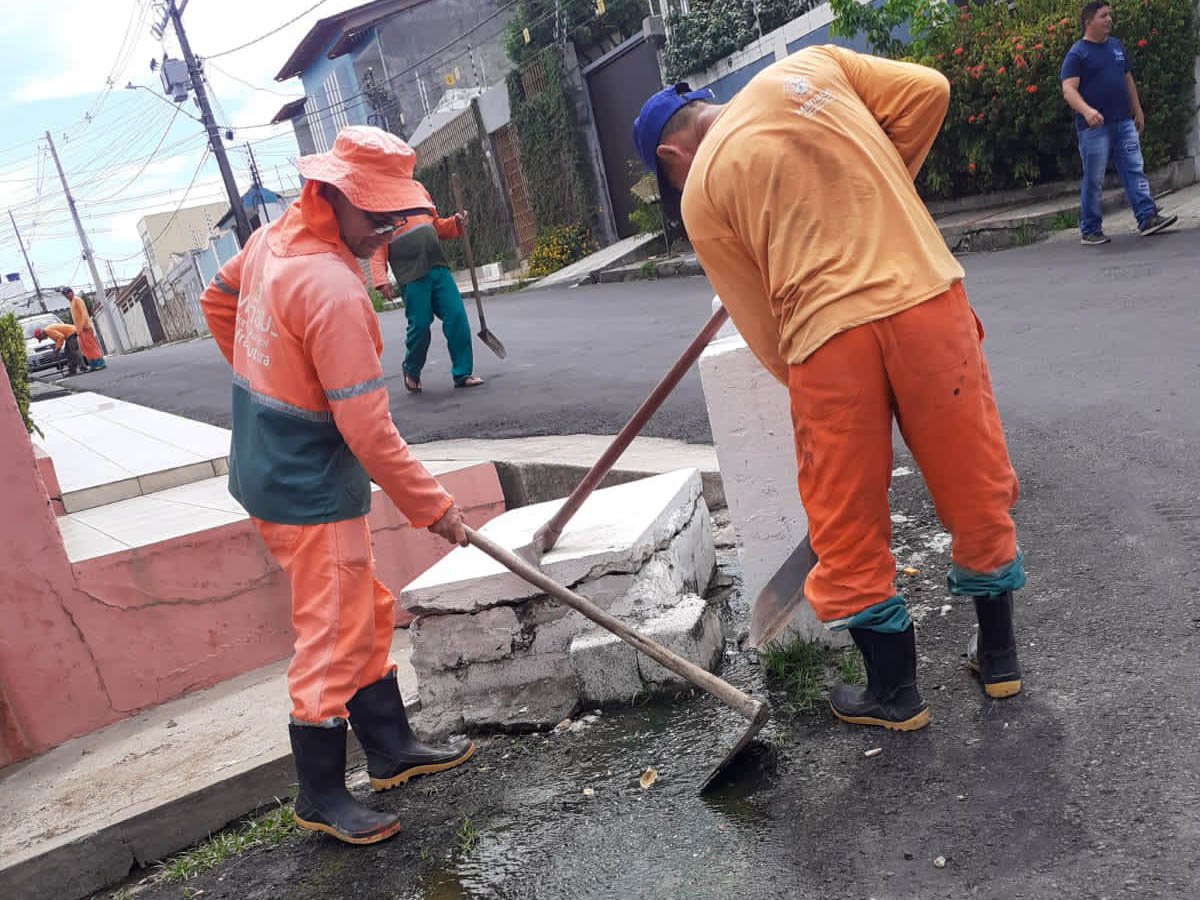 Prefeitura de Manaus intensifica limpeza e desobstrução de caixas coletoras para evitar inundações na cidade