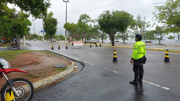 Prefeitura de Manaus interdita via para montagem de estrutura para o Réveillon na Ponta Negra