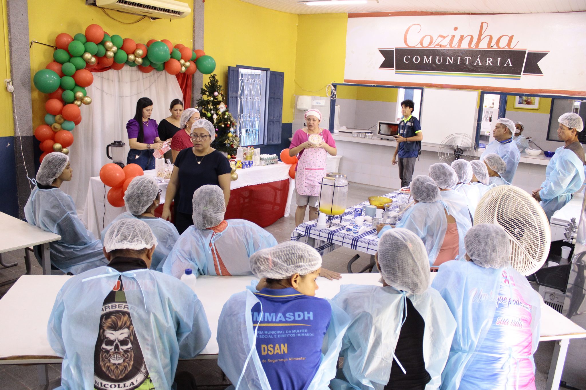Prefeitura de Manaus promove oficina de receitas natalinas a moradoras do Colônia Antônio Aleixo