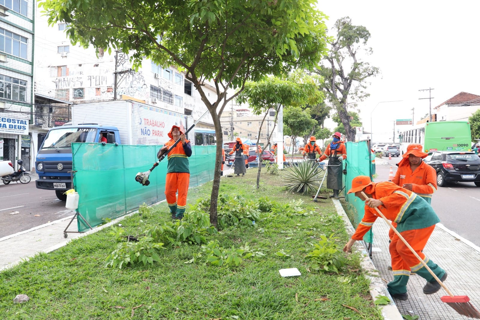 Prefeitura de Manaus realiza ação de limpeza na avenida Constantino Nery