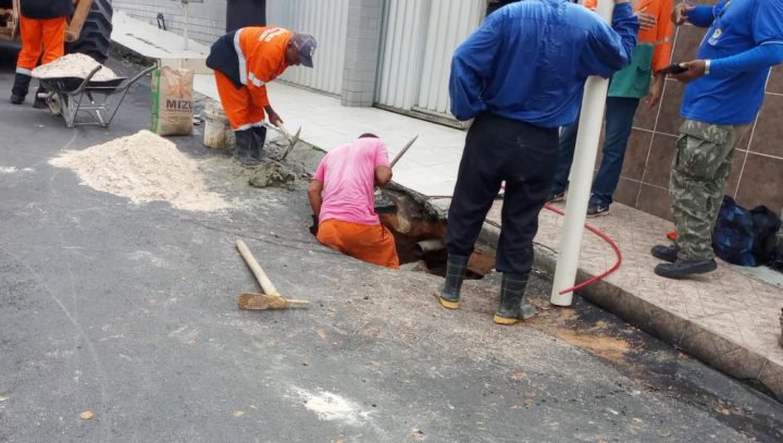 Prefeitura de Manaus realiza obra emergencial em rompimento de drenagem no conjunto Ajuricaba