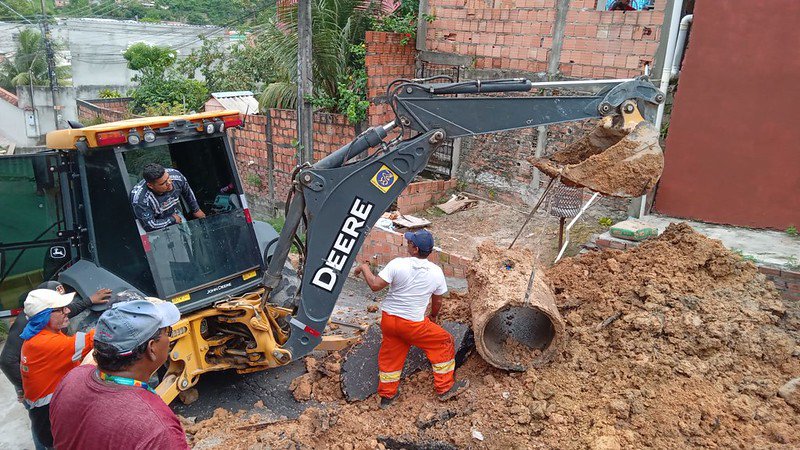 Prefeitura de Manaus realiza trabalho emergencial de drenagem profunda em via rompida no Vale do Sinai
