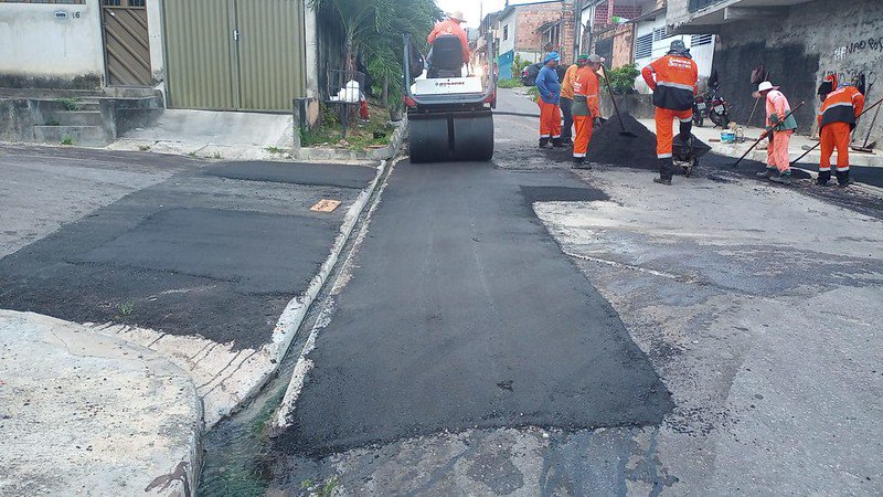 Prefeitura de Manaus recupera calçadas com serviços de drenagem superficial no bairro Novo Aleixo