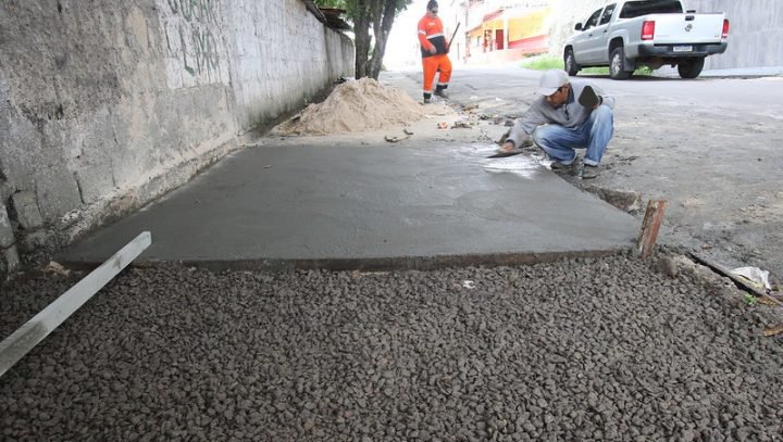 Prefeitura de Manaus trabalha na implantação de calçada no bairro Jardim Petrópolis
