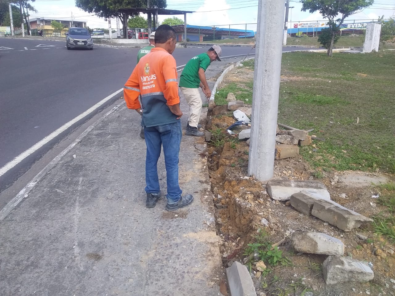 Prefeitura de Manaus trabalha na recuperação de drenagem superficial em rotatória no bairro Cidade Nova