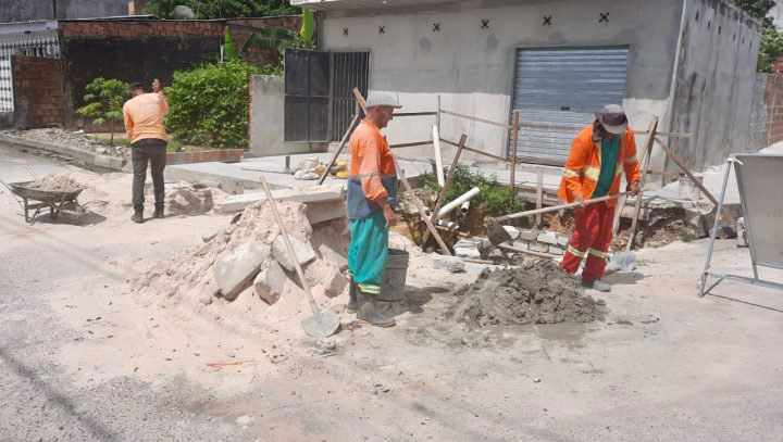 Prefeitura de Manaus trabalha na troca de tubulação na rede de drenagem profunda no bairro Amazonino Mendes