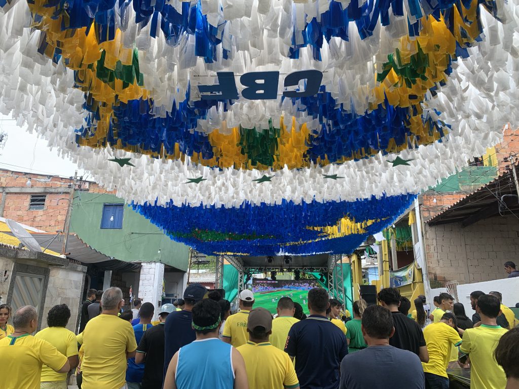 ‘Ruas da Copa’ reúnem torcedores para acompanhar a partida Brasil X Croácia
