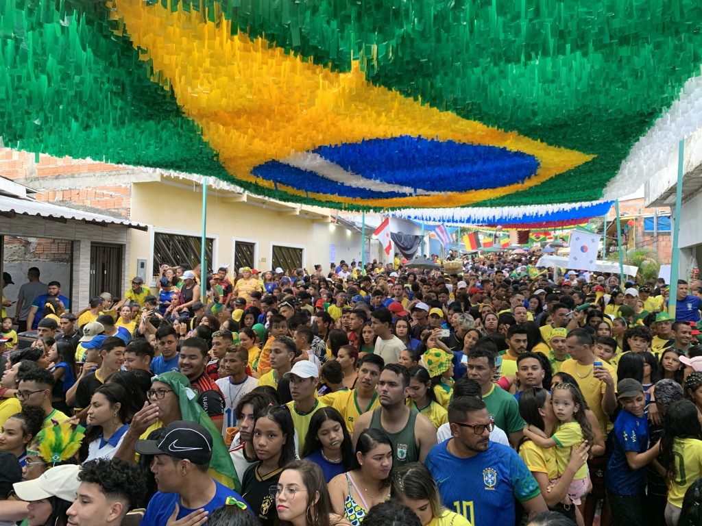 Torcedores lotam rua Capitão Francisco Falcão para assistir ao jogo da Seleção Brasileira