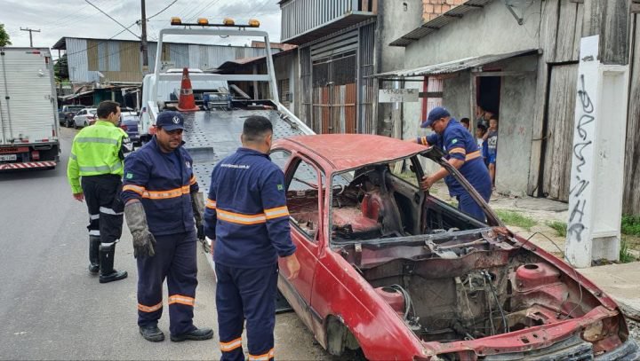 ‘Operação Sucata’ da Prefeitura de Manaus retira veículos abandonados na zona Norte