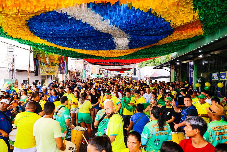 ‘Rua da Copa’ no Morro da Liberdade reúne público de 10 mil pessoas para assistir ao 3º jogo do Brasil