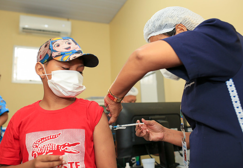 Crianças de 5 a 11 anos começam a receber reforço da vacina contra a Covid-19 em Manaus
