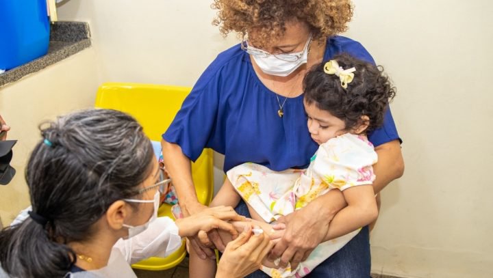 Mais de 400 bebês já foram levados para iniciar o esquema vacinal contra a Covid-19 em Manaus