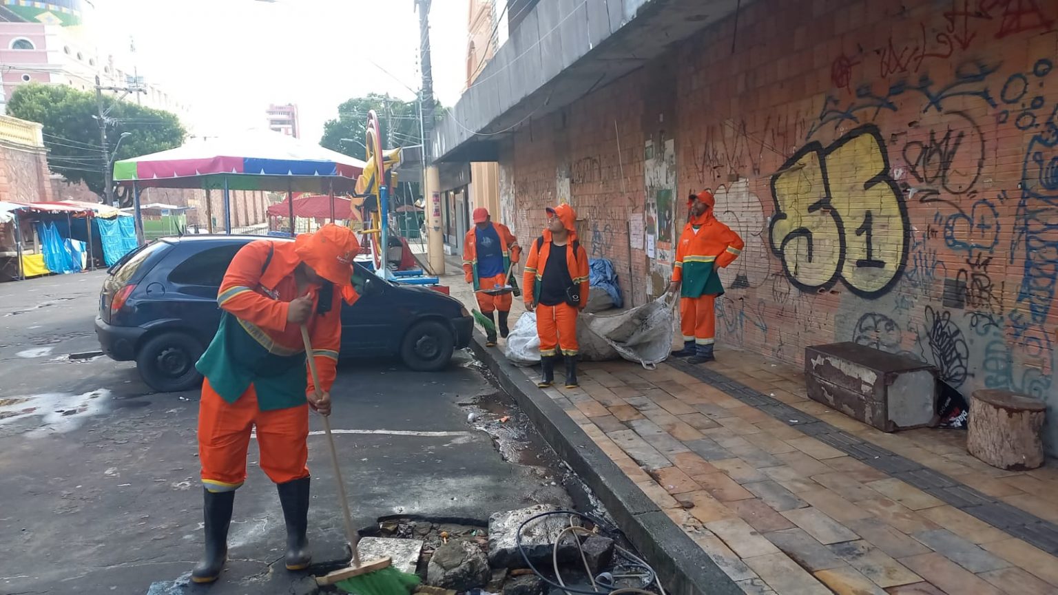 Manaus amanhece limpa após festividades do Réveillon