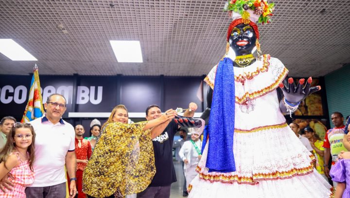 Prefeito, em exercício, Caio André recebe boneca Kamélia e abre oficialmente o Carnaval 2023 em Manaus