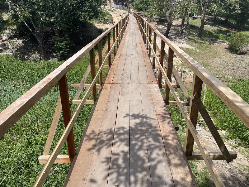 Prefeitura constrói ponte de madeira para levar pela primeira vez acessibilidade aos moradores do bairro Colônia Antônio Aleixo