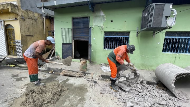 Prefeitura de Manaus atua em obra emergencial de reparos em redes de drenagem em igreja e residência no bairro Coroado