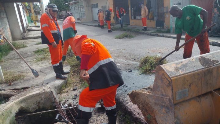 Prefeitura de Manaus conclui serviços de desobstrução de caixa coletora no bairro Colônia Antônio Aleixo