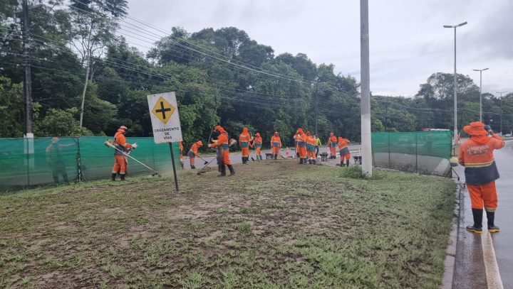 Prefeitura de Manaus executa serviços de limpeza em todas as zonas da cidade