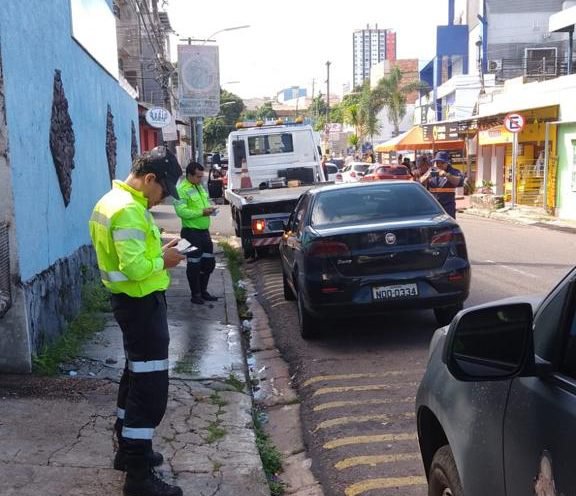 Prefeitura de Manaus monitora estacionamento irregular no Centro e remove veículos