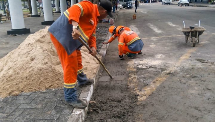 Prefeitura de Manaus recupera drenagem superficial da avenida Epaminondas